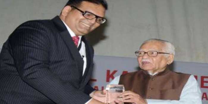 Hon’ble Governor of Uttar Pradesh Shri. Ram Naik presenting the Kalam Award to Dr. Anand Govindaluri,  Lucknow